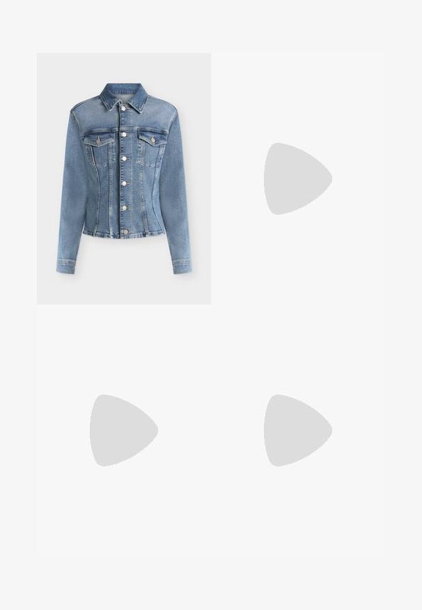 Lyseblå figursyet denimjakke med lange ærmer, sølvknapper foran og to brystlommer med klap og knap.; Hvid cropped t-shirt lavet af blødt bomuld, med rund hals og korte ærmer og en let løs pasform. Ingen mønstre eller accenter.; Højtaljede blå denimjeans med lige ben, der har en klassisk fem-lomme stil og subtile stikninger.; Sort læder sandal med høje hæle, tynde stropper, åben tå og justerbar ankelspænde, vist mod en ensartet hvid baggrund.