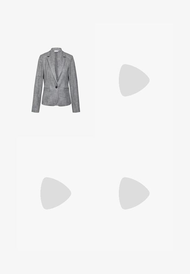 Blazer gris en tissu texturé, fermeture à un bouton, revers pointus et deux poches avant. Design cintré avec des manches longues.; Pull léger beige avec des manches longues, un col rond, des cuffs et un ourlet côtelés, fabriqué à partir d'un tissu doux avec une texture lisse.; Pantalons gris à jambes larges en tissu texturé, dotés d'un pli devant et de deux poches, avec une fermeture à bouton unique à l'avant.; Mocassins en cuir marron avec une finition lisse, présentant un design cousu et une sangle décorative sur le dessus. Talon noir bas et carré.