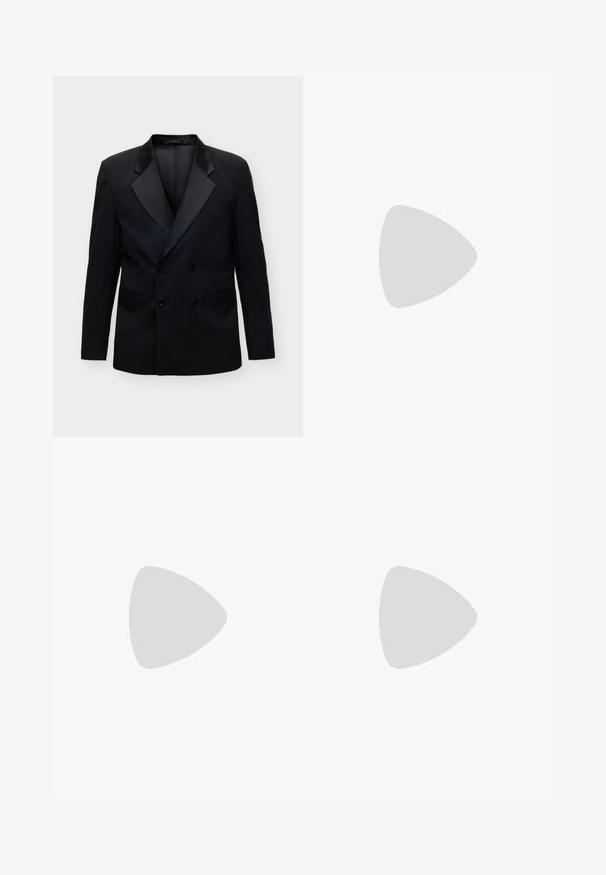 Zwarte dubbelgeknoopte blazer met satijnen piekslagen en twee zakken aan de voorkant, weergegeven op een grijze achtergrond.; Heren overhemd met lange mouwen, lichtblauwe en witte strepen, knoopsluiting aan de voorkant, klassieke kraag, katoen stof, soepele textuur, gebogen zoom.; Zwarte broeken van een gladde stof, met een rechte snit, riemlussen en een platte voorkant zonder zichtbare patronen of versieringen.; Zwarte leren instappers met een afgeronde neus, voorzien van een gestikte detail over de wreef, en een lage blokhak. Glad textuur en glanzende afwerking.