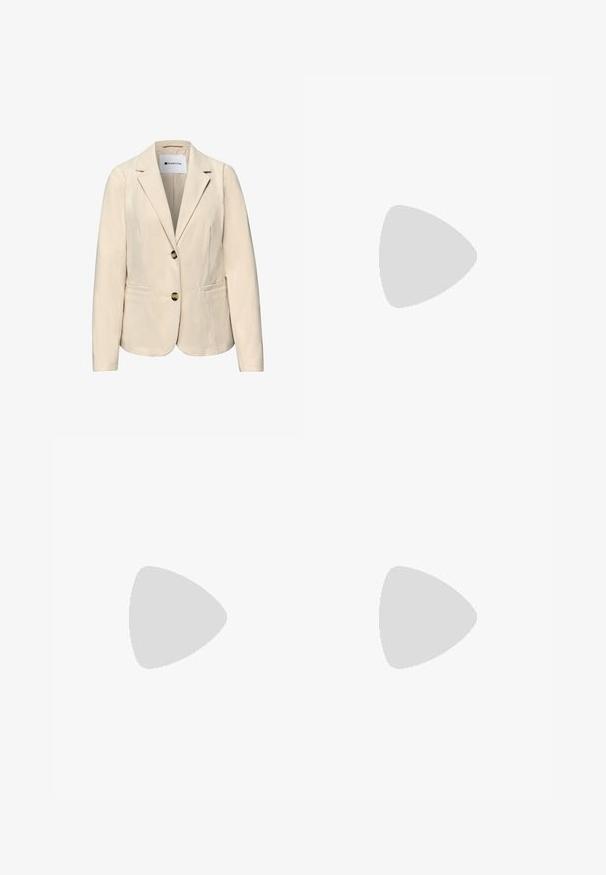 Beige dameblazer med hakkede revers, to knapper foran, subtil tekstur og to forlommer, mærkeetiket indeni kraven.; Lys beige damestriktrøje lavet af blødt strikstof, med rund halsåbning og ribstrikkede manchetter og kant. Klassisk, lige skåret design.; MSCH Copenhagen MSCHDESTINA HASLE  PANTS - Bukser - trench coat; Beige læderloafers med en rund tå, der har en dekorativ rem på tværs af forsiden og en lav, stablet hæl. Glat tekstur.