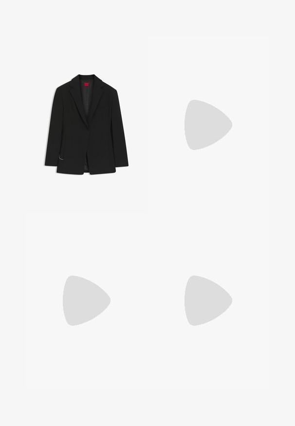 Blazer negro a medida con solapas de muesca, mangas largas y un sutil detalle de cadena dorada en el lado izquierdo cerca del dobladillo.; Blusa de manga larga color crema hecha de tela suave; cuello mandarín, tapeta frontal, puños abotonados y un corte holgado.; Pantalones negros con corte recto, que presentan un cierre de cremallera oculto y dos pliegues en la parte delantera. Fabricados en tejido suave, sin patrones ni adornos.; Mocasín de cuero negro con parte superior plateada, detalle de cadena dorada, tacón bajo y puntera redondeada sobre fondo neutro.