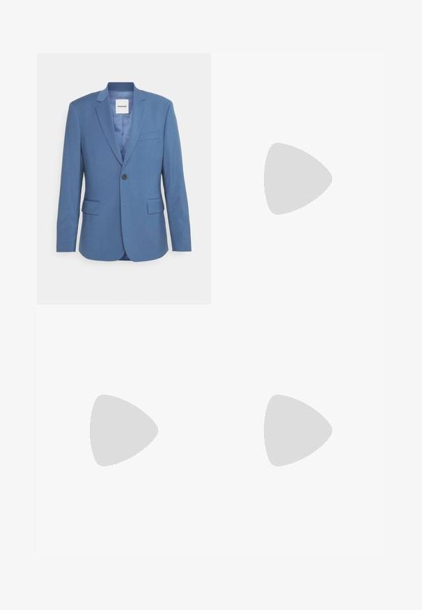 sandro FORMAL - Bleiserjakk - bleu; Hele sinine pika varrukaga särk, mis on valmistatud siledast puuvillast, klassikalise krae, nup closures ja diskreetse brändinguga rinnaosas.; Mustad kohandatud püksid vööaassade ja ees oleva voldiga, esitletud helehallil taustal.; Mustad mustad nahast kingad, millel on ümmargune varvas ja dekoratiivne pandla aktsent. Lame, ühtlane konts ja sile pind üle kogu kinga.