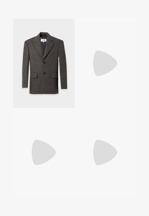 Donkerbruine wollen blazer met visgraatmotief, met een ingesneden revers, twee zwarte knopen, klepzakken en een zichtbaar merkembleem aan de binnenkant van de kraag.; Zwarte longsleeve shirt van gladde stof, met een puntige kraag, knoopsluiting en een klein wit logo op de linkerkant van de borst.; Blauwe rechte spijkerbroek met knoop- en ritssluiting, voorzakken en riemlussen, afgebeeld tegen een witte achtergrond.; Zwarte leren loafers met een gestructureerde afwerking, voorzien van een decoratieve voorstrik en een afgeronde neus. Rubberzool voor duurzaamheid.
