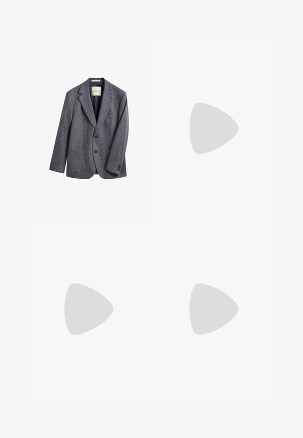 Grijze herenblazer met twee knopen, notch-revers, opgestikte voorzakken en vier knopen op elke manchet, met GANT-label aan de binnenkant van de kraag.; Wit lang mouwen overhemd met knopen, een kraag en een klein rood-wit-blauw logo op de linkerborst.; Khaki chinos met een slim fit, gemaakt van een katoenmix. Voorzien van een knoopsluiting en standaard vijf-pocketontwerp. Soepele textuur.; Bruine leren Oxford schoen met een glanzende afwerking, ronde neus, vetersluiting en een stevige zwarte rubberen zool. Naaddetails op de bovenkant.