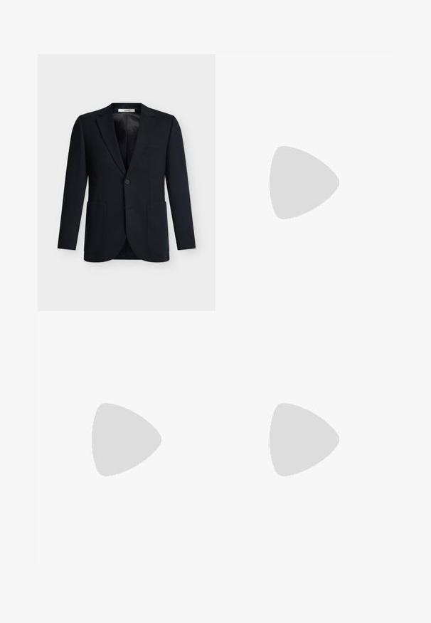 Blazer noir à simple boutonnage avec deux poches plaquées devant, fermeture par un bouton, col cranté et doublure intérieure lisse.; Pull vert olive à manches longues avec col rond, poignets et bas-côtes côtelés, tissu en maille unie, et une étiquette de marque « Selected » à l'intérieur du col.; Pantalons taillés noirs en tissu lisse, avec une coupe droite, une fermeture à bouton et des plis sur le devant pour plus de structure.; Mocassin en cuir noir présenté en lévitation au-dessus d'un tapis beige avec un canapé beige en arrière-plan.