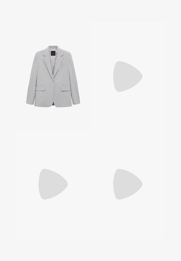 Grau gestreifter Blazer mit Reverskragen, einreihiger Knopfverschluss und zwei Fronttaschen. Mit glatter Fütterung und taillierter Passform.; Cremfarbener Pullover aus weichem Strickstoff, mit Rundhalsausschnitt, gerippten Bündchen und Saum sowie Raglanärmeln.; Schwarze Hose aus glattem Stoff, mit geradem Beinanschnitt, seitlichen Taschen und einem dezente Markenakzent am Bund.; Schwarzer Lederschuh im Mokassin-Stil auf einem blauen, strukturierten Teppich, im Hintergrund ist ein verschwommenes graues Kissen zu sehen.