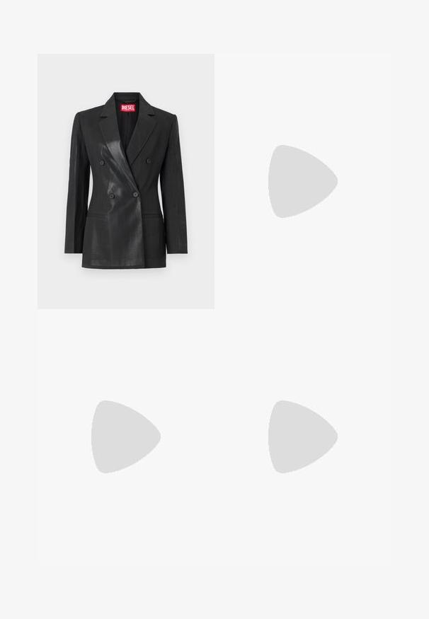 Sort dobbeltradet blazer lavet af et blankt stof. Har en spidse krave, to forlommer og sorte knapper. Rød mærke-label indeni.; Lys beige, tætsiddende cropped top lavet af bomuld, med en lige halsudskæring, minimale syningsdetaljer og et lille rødt logo på forsiden.; Sort pencilskørt i faux læder med krokodillestruktur, som har en central guldlynlås og en glat overflade.; Sort læder hæl sandal med firkantet tå, ankelrem med en guldbuckle og en slank metallisk hæl. Glat tekstur, minimalistisk design.