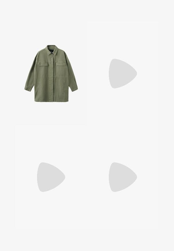 Veste à manches longues de couleur vert olive avec fermeture à boutons sur le devant, deux poches à rabat sur la poitrine, deux poches latérales fendues et un col classique.; Haut blanc à manches longues avec un col arrondi. Confectionné en tissu côtelé, il présente une coupe ajustée et une texture lisse avec une finition sans coutures.; Jeans en denim bleu à jambes larges avec poches avant, passants de ceinture et fermeture par bouton, posés à plat sur un fond clair.; Chaussure en daim à enfiler de couleur beige clair, dotée d'une douce doublure en fourrure et d'une semelle en caoutchouc texturé avec un léger talon et une sangle à l'arrière pour un enfilage facile.
