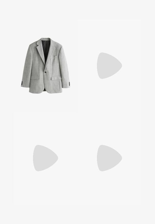 Hellgrauer Herrenblazer mit eingekerbtem Revers, einzelner schwarzer Knopfleiste, Pattentaschen und schwarzem Innenfutter.; Beiger Langarmpullover aus weichem, fein gestricktem Stoff. Verfügt über einen rund ausgeschnittenen Rundhalsausschnitt sowie gerippte Bündchen und Saum für eine figurbetonte Passform.; Graue, strukturierte Hose mit einem gepressten Bund und kontrastierender Innenseite. Verfügt über dezente Muster und ein maßgeschneidertes Design.; Dunkelbraune Lederloafers mit abgerundeter Spitze, erhobenem Steppdetail und leichtem Absatz. Glatte Textur und klassisches Design.