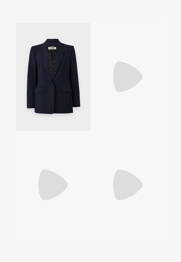 Blazer marine en tissu ajusté. Caractéristiques : revers cranté, fermeture à un bouton, deux poches avant et un intérieur lisse et doublé.; T-shirt à manches longues rayé avec des bandes horizontales bleues et blanches, un col rond et un tissu tricot doux. Étiquette visible au niveau du col.; Jupe midi plissée en tissu crème clair avec une taille lisse et des plis verticaux uniformes. Présente un petit accent de marque près de l'ourlet.; Mocassin en cuir noir avec détail de franges et emblème doré sur un fond neutre, vu de profil.