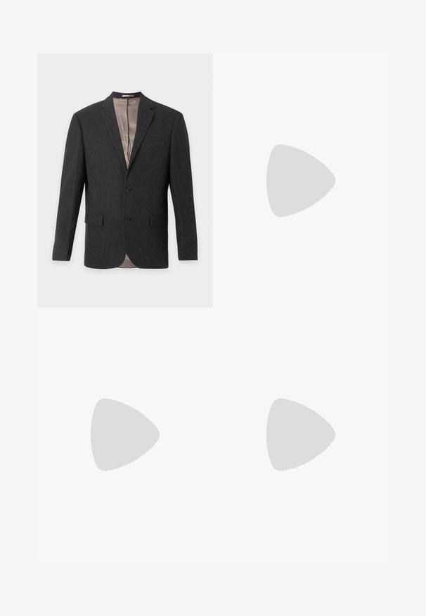 Donkergrijze herenenblazer met ingesneden revers, twee knopen aan de voorkant, klepzakken en beige binnenvoering, gezien van voren.; Zwart overhemd met lange mouwen, opstaande kraag, verborgen knoopsluiting en brede manchetten, weergegeven op een effen lichte achtergrond.; Broek in een lichtbeige stof met een geruit patroon in donkerbruin en marineblauw, met een rechtlopende snit en een standaard tailleband.; Zwarte lederen dresschoenen met een strak ontwerp, ronde neus, vijf veterogen voor veters, en een kleine opstaande hak. Subtiele reliëf logo detail.