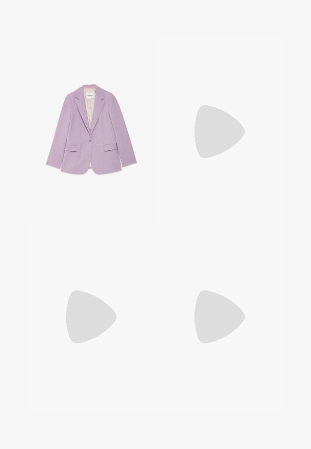 Hellvioletter einreihiger Blazer mit Kerb-Revers und zwei Klapptaschen, flach ausgelegt mit sichtbarem beigem Innenfutter.; Rosa ärmelloses Oberteil mit dünnen Trägern, V-Ausschnitt, weicher Textur und zwei seitlichen Taschen. Das Etikett trägt die Aufschrift "IVY OAK". Einfaches, schickes Design.; Baumwollschlafanzughose mit einem hellbeigen Hintergrund, der ein rotes Toile-Muster zeigt, das ländliche Szenen darstellt. Elastischer Taillenbund und kontrastierender Saum.; Weiße Sandale mit Rüschendetail am Zeh, offenes Design, dünner Knöchelriemen und Blockabsatz mit strukturiertem Oberflächen.