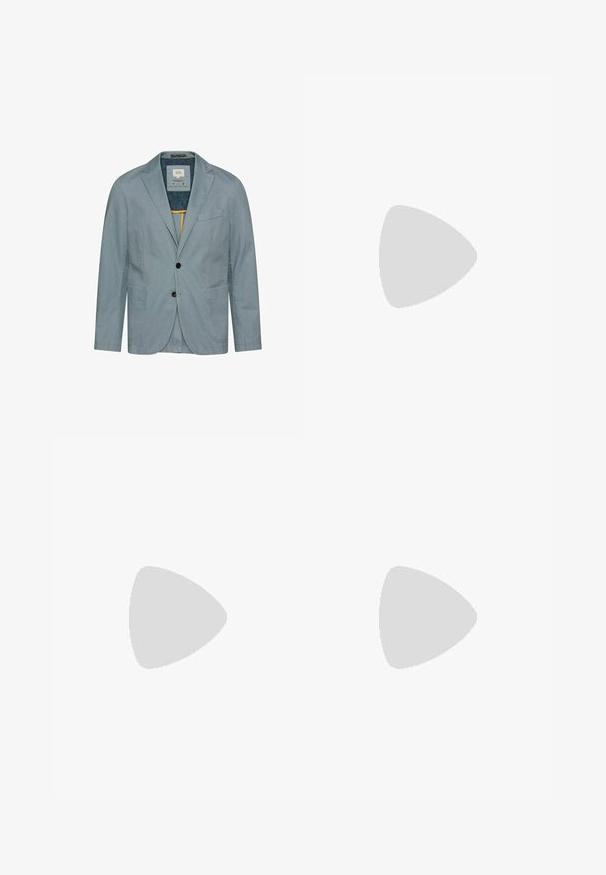 Hellblaues Herrenblazer mit zwei Fronttaschen, zwei Knöpfen, Kerbkragen und innerem Etikett auf weißem Hintergrund.; Graues Langarmhemd mit Henley-Kragen, drei Knöpfen und einer dezenten Textur. Verfügt über ein kleines Logo in der Nähe des Kragens und ein Etikett.; Blaue Denim-Jeans mit schmaler Passform, die vordere Taschen, einen Knopfverschluss und dezente Verblassung entlang der Beine aufweisen.; Braune Leder-Ankle-Boots mit runder Zehenpartie, Schnürdesign, gepolstertem Kragen und strukturiertem Gummisohle. Mit Logo und Metallelementen ausgestattet.
