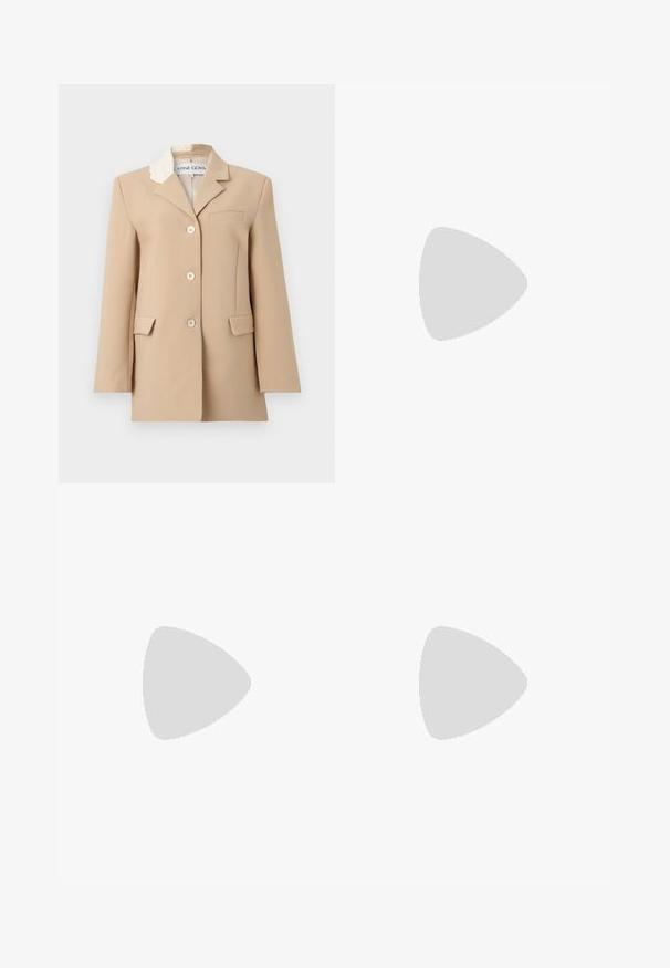 Blazer beige à simple boutonnage avec trois boutons, deux poches à rabat sur le devant, une poche poitrine et un détail en dentelle blanche sur un revers de col.; Pull en maille blanc à manches courtes avec col rond et bords côtelés, présenté sur un fond uni clair.; Pantalon marron droit avec passants de ceinture et fermeture éclair à l'avant, affiché sur un fond clair.; Escarpin slingback en cuir verni nude avec un bout pointu, un décolleté ouvert et un talon aiguille fin. Comprend un accent doré circulaire sur la sangle.