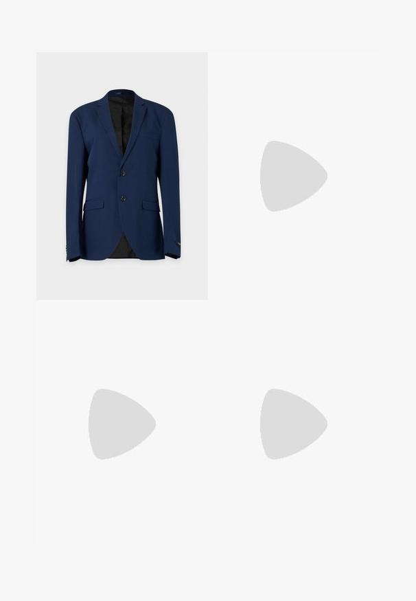 Blazer azul marino para hombre con dos botones, solapas con muesca, dos bolsillos delanteros con solapa y un bolsillo con ojal en el pecho, exhibido sobre un fondo liso.; Top de tirantes de algodón blanco con cuello redondo, tirantes anchos y un logo minimalista impreso dentro del cuello. Textura suave, ajuste casual.; Pantalones formales ajustados color marino, con un diseño de frente plano y textura suave. Incluyen un cierre de botón único y trabillas para el cinturón.; Zapatilla blanca con material de cuero liso, punta redonda, diseño minimalista, acento gris en el talón y suela de goma texturizada.