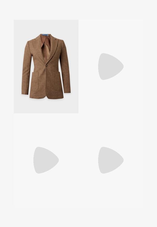 Blazer en laine marron à motif chevrons, col cranté, deux poches plaquées devant, fermeture par un bouton et une doublure intérieure marron lisse.; Blouse crème à manches longues avec un col montant et un grand nœud noué au cou, avec des épaules froncées et des manches à poignets.; Jupe crayon gris foncé à taille haute, coutures visibles formant un V près des hanches, avec des poches latérales, présentée à plat sur un fond clair.; Escarpin en daim marron foncé à bout pointu, talon aiguille fin de hauteur moyenne et ouverture basse à l'avant.