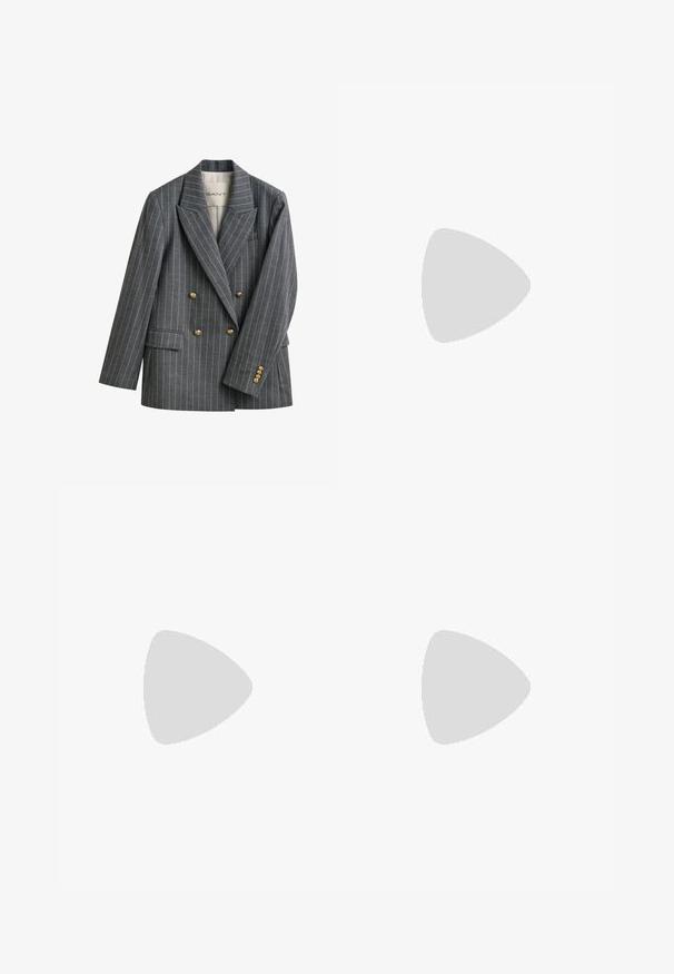 Grijs krijtstreepdubbelrijig blazer met gouden knopen en een inkeping op de revers, met een label aan de binnenkant van de kraag met de tekst GANT.; Zwarte jurk met bloemenprint, voorzien van een aansluitend lijfje en een uitlopend rokje, met korte mouwen en een ritssluiting aan de achterkant. Gladde stoftextuur.; Zwarte leren Mary Jane ballerina's met puntige neus, gouden afwerking en gouden decoratieve knop op de band tegen een eenvoudige witte achtergrond.; Donkerbruin suède riem met een zilveren metalen gesp, met een gladde textuur en een klassieke dubbele lusontwerp voor een veilige sluiting.
