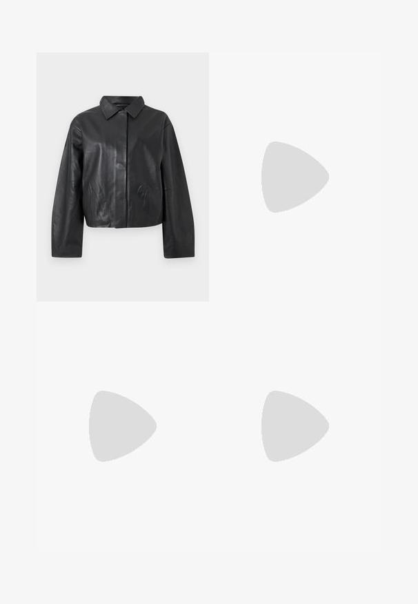Veste en cuir noire à manches longues, col classique, et fermeture frontale cachée sur un fond clair uni.; Chemise en denim bleu clair avec motif léopard, col, manches longues, fermeture boutonnée à l'avant et une poche poitrine. Finition texturée.; Jean denim bleu clair à jambes droites avec bouton frontal, fermeture éclair, passants pour ceinture et style à cinq poches sur fond blanc.; Chaussure à talon haut en cuir noir avec bout pointu et capuchon argenté métallique. Présente une finition lisse et un talon fin de 10 cm.