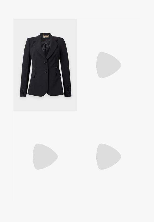 Blazer noir pour femmes sur mesure avec deux boutons devant, poches à rabat, revers crantés et doublure intérieure en satin avec détail chaîne au col.; Blouse blanche à manches longues en tissu léger avec col haut et un grand nœud au niveau du cou, dotée d'une fermeture à boutons sur le devant.; Pantalons noirs ajustés avec une coupe droite, fabriqués dans un tissu lisse, dotés d'un devant plat et de poches sur les côtés pour plus de fonctionnalité.; Chaussure à talon haut en cuir noir avec un bout pointu, une silhouette épurée et un talon fin. Présente une texture lisse et des accents matériels minimaux.