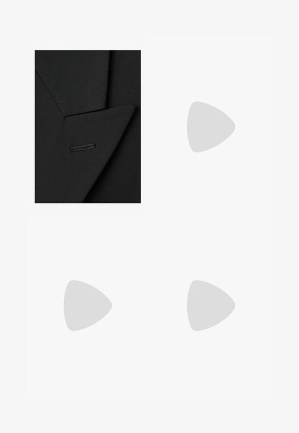 Primer plano de la solapa de una chaqueta de traje negra con costuras visibles en el ojete sobre tela texturizada.; Camisa de manga larga azul clara en un tejido suave, con cuello puntiagudo y botonera completa con botones blancos. Sin estampados ni acentos.; Pantalones formales negros con trabillas para cinturón, botón frontal y cierre de cremallera, mostrados sobre fondo blanco.; Mocasines de cuero negro con un acento de borlas, punta redondeada y un acabado suave. La suela es plana con un patrón de relieve mínimo.