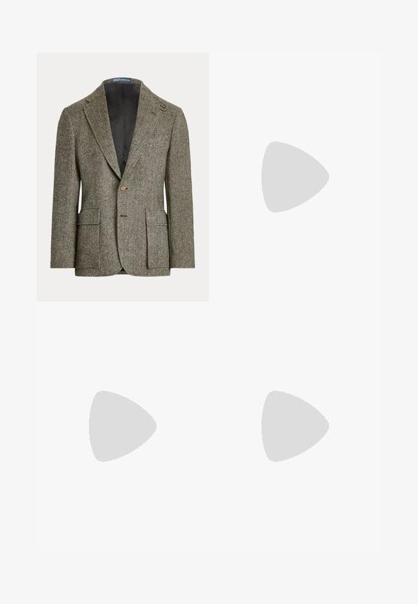 Braun-weiß gemusterter Herrenblazer mit Fischgrätmuster, mit Kerbkragen, Ein-Knopf-Verschluss und vorderen Klappentaschen.; Cremfarbener Kabelstrickpullover mit Rundhalsausschnitt, strukturiertem Muster und gerippten Bündchen und Saum. Hergestellt aus weicher, dicker Wolle.; Braune Corduroyhosen mit geradem Schnitt, ausgestattet mit vorderen Falten, schrägen Taschen und einem einzelnen Knopfverschluss an der Taille.; Dunkelbrauner Leder-Wingtip-Brogue-Schuh mit dekorativen Perforationen, Schnürverschluss und Holzsohle mit mehrlagigem Absatz.