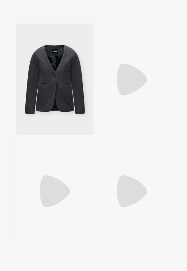 Donkergrijze damesblazer met lange mouwen, een enkele voorste knoop en twee voorzakken, met label "ONLY" binnen de kraag.; Zwart t-shirt met korte mouwen en ronde hals, gemaakt van soepel katoen, met een eenvoudig ontwerp en zonder zichtbare patronen of accenten.; Donkergrijze geplooide rok tot op de knie met een brede elastische tailleband van zachte gebreide stof.; Zwarte gepatineerde leren slingback hakken met een puntige neus en een glanzende afwerking. Heeft een slanke hak en een ronde accent op de bovenkant.