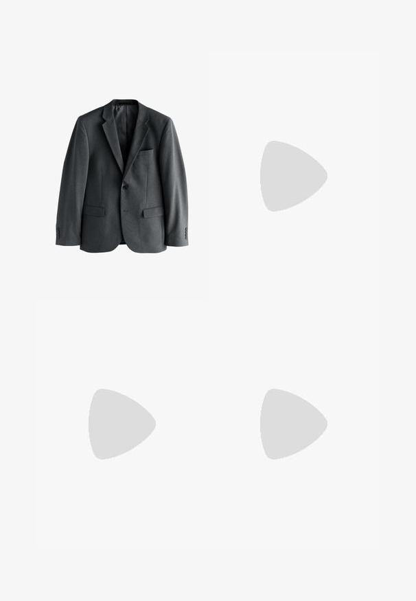 Chaqueta de traje para hombre de color gris oscuro con solapas con muesca, dos bolsillos frontales con solapa, bolsillo en el pecho y cierre de un solo botón.; Camisa de vestir blanca de manga larga con botones, cuello puntiagudo, puños simples y etiqueta de la marca OVS en el interior del cuello.; Pantalones de vestir a medida de color gris oscuro con trabillas para cinturón, bolsillos delanteros y un ajuste recto y ceñido, mostrados planos sobre un fondo blanco.; Zapatos de cuero negro con cordones, de textura suave, puntera redondeada y suela de goma resistente. Presentan costuras mínimas y líneas limpias.