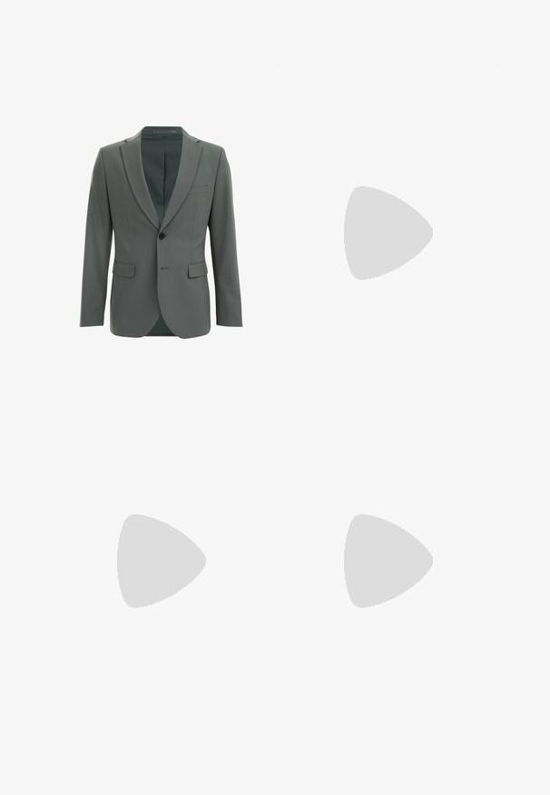 Blazer gris ajusté avec une fermeture à un bouton, coupe slim, deux poches avant et revers crantés. Intérieur doublé dans une teinte plus sombre.; Chemise blanche à manches longues avec un tissu texturé, pliée soigneusement. Le col intérieur présente un motif vert avec des cercles dorés. Étiquette de marque visible.; Pantalon beige sur mesure avec bretelles ajustables sur les côtés, plis, poches latérales et ourlets retroussés, présenté à plat sur un fond blanc.; Mocassins en cuir marron avec un bout arrondi, arborant une bride décorative noire sur le dessus. Semelle plate avec une texture lisse.