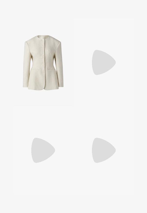 Blazer femme couleur crème, texturé, avec manches longues, col rond et cinq boutons sur le devant.; Blouse couleur crème en tissu léger, avec un col montant à volants, épaules tombantes et poignets froncés ornés de volants.; Jupe plissée mi-longue avec un petit motif à carreaux marron et beige et une taille élastique.; Mocassins en cuir marron avec un panneau avant tissé texturé, bout rond et petit talon empilé. Finition lisse avec des détails de couture subtils.