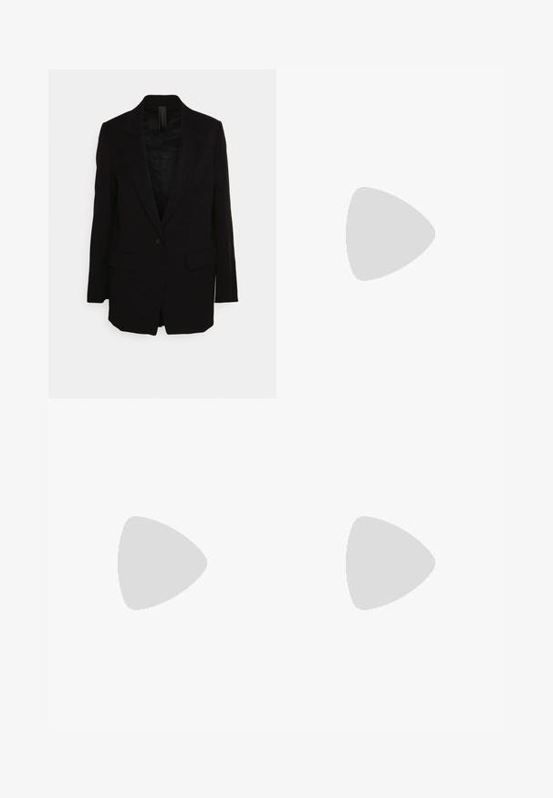 Blazer negro con solapa de muesca, cierre de un solo botón, dos bolsillos delanteros y una tela texturizada. Corte entallado con mangas largas.; Jersey negro de manga larga con cuello alto, puños y dobladillo acanalados, mostrado sobre un fondo blanco.; Pantalones de campana negros con una textura suave, cinturilla elástica con botones y dos bolsillos laterales para mayor funcionalidad.; Scarosso ALESSANDRA  - Zapatos sin cordones - black calf