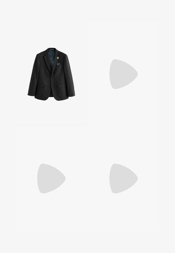 Zwarte herenblazer met twee knopen aan de voorkant, puntige revers, borstzak met een blauw pochet en een decoratieve speld op het linkerrevers.; Zwarte langmouwen shirt van gladde stof, met een knoopsluiting aan de voorkant, een kraag en een subtiel geborduurd logo op de borst.; Zwarte nette broek met riemlussen, zijzakken en een ritssluiting aan de voorkant.; Zwarte leren herenschoenen met veters, gladde afwerking en lage hak, zijaanzicht op een effen lichte achtergrond.