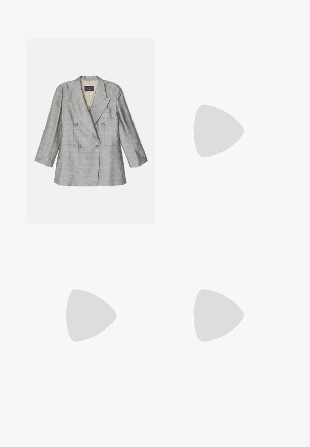Emporio Armani Bleiseri - greige; Mustapaita pitkähihainen polo-mekko, jossa on V-pääntie, ribattu pinta ja hienovarainen logotuki vasemmassa rinnassa. Pehmeä puuvillasekoite.; Mustat polven yläpuolelle ulottuvat saappaat, jotka on valmistettu sileästä nahasta, terävällä kärjellä ja matalalla lohkokorolla. Mallissa on virtaviivainen siluetti ja vähäiset yksityiskohdat.; Musta suorakaiteen muotoinen olkalaukku, jossa kohokuvioitu "cK"-logo, kultainen vetoketju ja säädettävä hihna valkoisella taustalla.