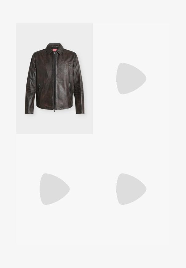 Veste en cuir brun foncé avec fermeture éclair sur le devant, deux poches latérales zippées, un petit logo embossé sur la poitrine et un col pointu.; T-shirt en coton marron avec un texte graphique noir « PROPERTY OF D » et un accent gris texturé traversant la poitrine. Manches courtes, coupe décontractée.; Jean droit en denim bleu clair avec poches avant, passants de ceinture, fermeture à boutons et coutures visibles sur un fond uni.; Botte de cow-boy en cuir marron avec un long tige, un bout pointu, des motifs de couture complexes et un petit talon. Finition texturée tout au long.