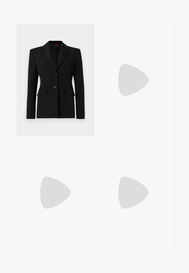 Blazer negro de tejido suave, con solapa muesca, dos botones y dos bolsillos frontales. Diseño entallado y ajustado.; Bodysuit negro con un diseño sin mangas, hecho de un material suave. Presenta un pequeño logo blanco en el pecho y una abertura de pierna alta.; Jeans de mezclilla azul claro con un diseño de pierna ancha, que presentan una cintura con cinturón a juego y un desvanecimiento gradual de oscuro a claro.; Zapato plano de cuero negro con punta puntiaguda y tacón bajo, mostrado de perfil contra un fondo blanco.