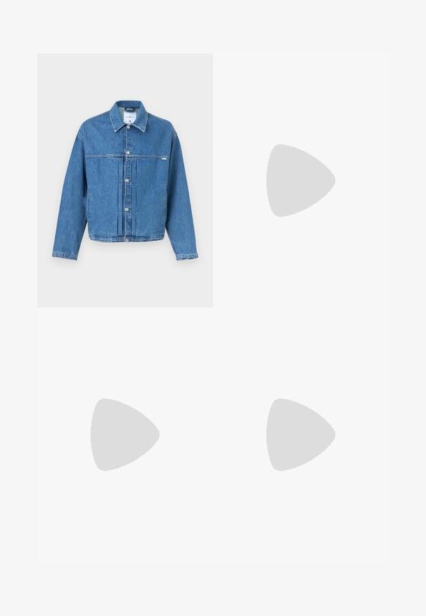 Veste en jean bleue avec devant boutonné, col, manches longues et détails plissés sur un fond uni.; Sweat-shirt à manches longues gris clair avec col rond, à texture tricotée simple et unie, présenté sur un fond blanc.; Jean droit en denim bleu clair avec taille haute, cinq poches, fermeture à boutons et léger délavage sur les cuisses et les genoux.; Mocassin en cuir noir avec une plaque de marque en métal reposant près d'une table ronde marron sur un sol recouvert de moquette beige.