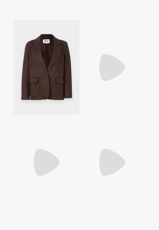 Blazer en faux suède marron avec col en revers, fermeture à un bouton, deux poches avant et doublure intérieure lisse.; Robe sans manches à carreaux noir et blanc avec un corsage ajusté et une jupe évasée, texture lisse et détails de couture subtils.; Jambes portant des leggings côtelés foncés associés à des ballerines noires avec de petits détails en nœud sur fond blanc.; Petit sac à main noir brillant avec deux longues anses et des détails à cordon sur les côtés sur un fond clair uni.