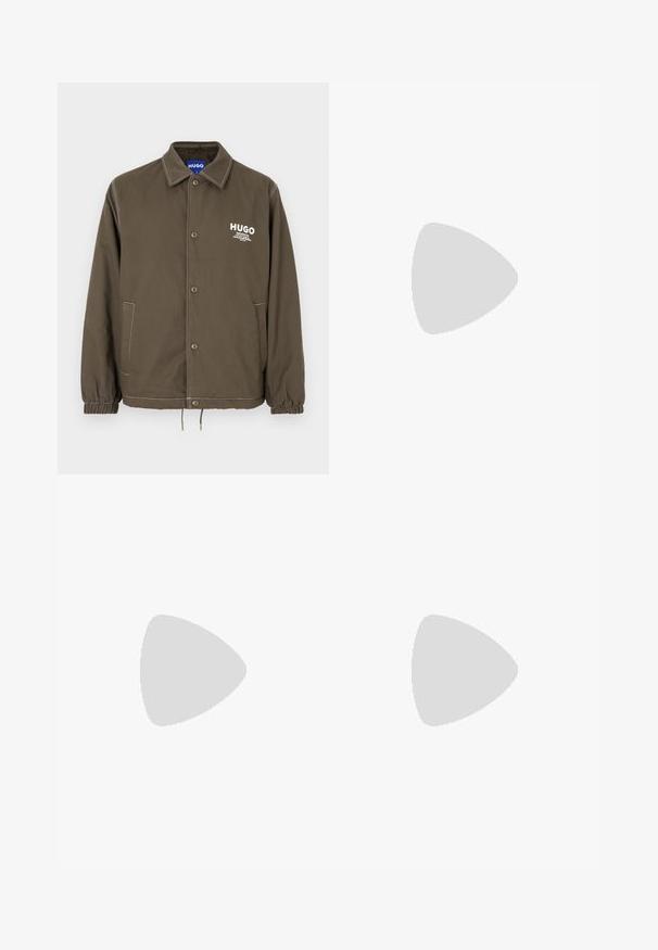 Veste boutonnée vert olive avec col, poignets élastiques, deux poches latérales et logo blanc "HUGO" sur la poitrine.; T-shirt beige à manches courtes avec col rond haut et texte "BOSS" imprimé sur le devant du col.; Jean denim bleu foncé à jambe large avec fermeture à bouton avant, fermeture éclair et design à cinq poches, présenté sur un fond blanc.; Mocassin en cuir noir avec semelle en caoutchouc épaisse, dessus cousu et nom de marque embossé sur le talon, présenté de profil sur fond blanc.