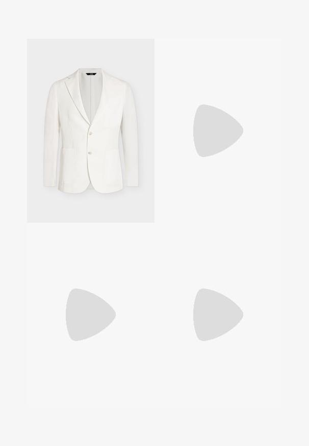Blazer blanc pour homme avec deux boutons, col cranté, deux poches plaquées à l'avant et une poche poitrine, présenté sur un fond uni.; Chemise à manches longues vert clair, avec un col classique, une patte de boutonnage frontale, et un logo discret brodé sur la poitrine.; Jean gris clair à jambes droites avec cinq poches, fermeture par boutons et passants de ceinture, présenté sur un fond uni.; Mocassin en cuir noir avec un bout arrondi, des coutures subtiles et un talon bas, présentant une texture lisse et un design minimaliste.