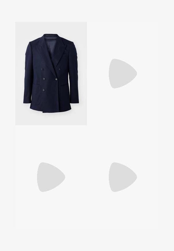 Marineblaues Doppelreiher-Blazer aus strukturiertem Stoff, mit angeschnittenen Revers, zwei großen Fronttaschen und sechs schwarzen Knöpfen.; Kurzes T-Shirt aus Baumwolle mit Rundhalsausschnitt und kleinem schwarzem Logo auf der linken Brust. Glatte Textur, lockere Passform.; Beige Hosen mit schmaler Passform, aus gewebtem Material. Sie verfügen über einen einzelnen Knopfverschluss, eine gefalte Vorderseite und gerade Beine.; Schwarzer flacher Ledersneaker mit schwarzen Schnürsenkeln und goldenem BOSS-Logo an der Seite, schwebend über einem glänzenden grauen Boden in einem modernen Innenraum.