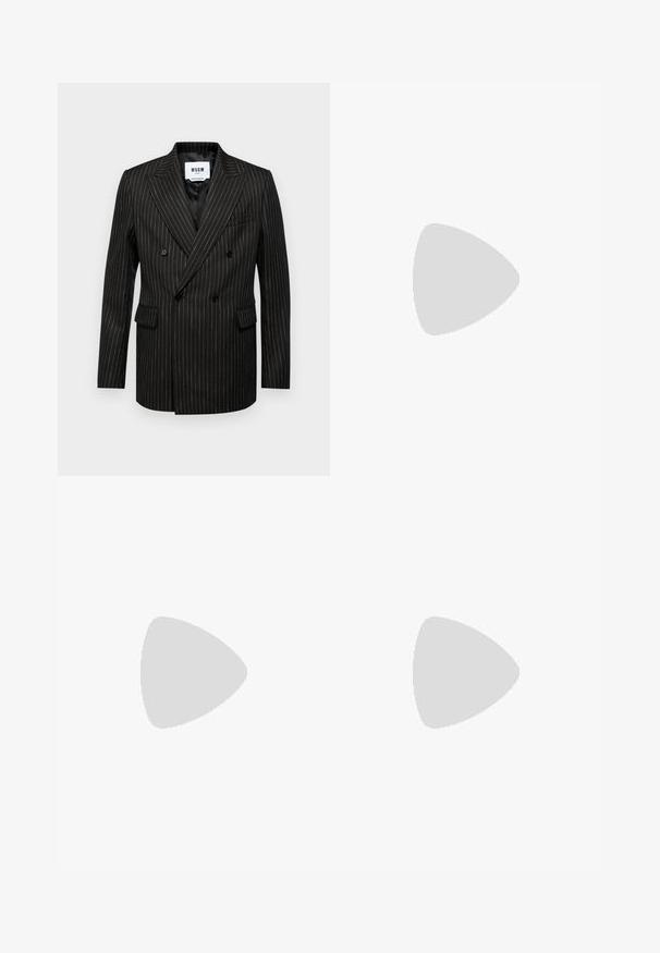 Blazer noir double boutonnage avec des rayures blanches, revers crantés, deux poches avant et une doublure intérieure lisse. Étiquette de la marque visible à l'intérieur.; Polo noir à manches courtes avec un col classique, fabriqué en tissu lisse. Présente une étiquette avec le nom de la marque 'Filippa K' au niveau de l'encolure.; Pantalon noir en tissu léger, avec une taille élastique, des poches latérales et des poignets roulés. Texture lisse avec des plis à l'avant.; Mocassins en cuir noir avec un bout arrondi et une boucle décorative. Talon plat, solide et texture lisse sur l'ensemble.