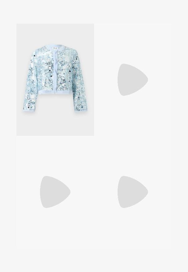 Veste longue transparente bleu clair à manches longues, col rond, ouverte devant et recouverte de sequins argentés et bleus brillants.; Débardeur blanc côtelé sans manches avec encolure dégagée, présenté à plat sur un fond clair.; Jean flare taille haute bleu clair avec boutons, fermeture éclair et poches à l'avant, présenté sur un fond blanc uni.; Ballerine beige en cuir souple avec bout arrondi, profil latéral bas et semelle fine en caoutchouc sur fond blanc uni.