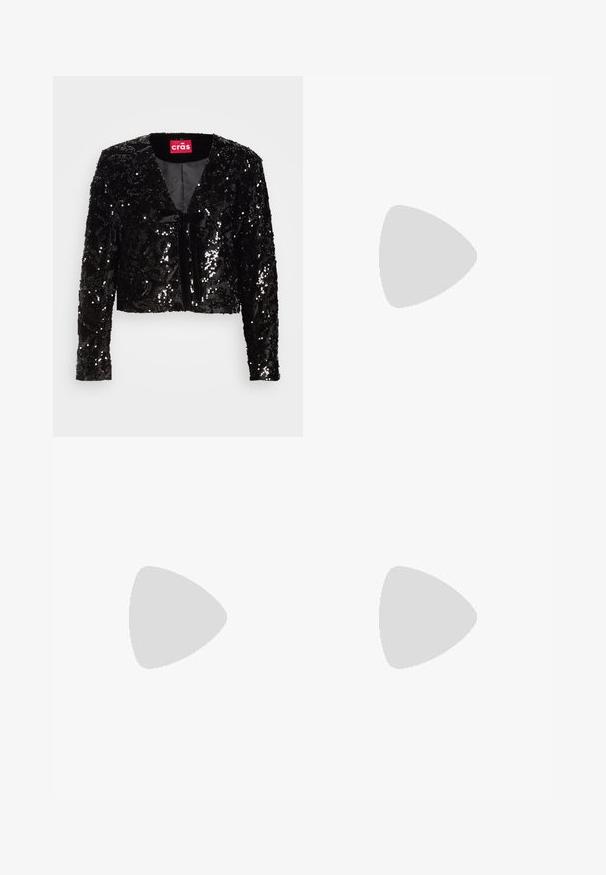 Veste cropped noire en sequins avec des manches longues, dotée d'un décolleté en V, d'une texture douce et d'un détail de nouage à l'avant. Intérieur doublé sans motifs supplémentaires.; Robe mini en sequins argentés avec des bretelles fines, présentant un motif géométrique dans des nuances variées de gris, créant un effet visuel texturé.; Sandale à talon transparent avec des brides transparentes ornées de clous dorés, talon fin et design ouvert à l'avant avec une finition lisse et brillante.; Pochette noire de forme rectangulaire, ornée de divers strass disposés en motifs floraux, dotée d'une chaîne en argent pour le transport.