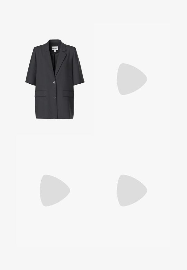 Blazer noir à manches courtes avec revers à crans, deux boutons devant et poches à rabat, étiqueté « PIECES » à l'intérieur du col.; T-shirt à manches courtes en tricot texturé métallique argent et noir avec un col rond et une coupe ajustée.; Jupe en simili cuir bordeaux avec une taille ceinturée et une boucle métallique, présentant une fente sur le côté et une texture lisse et polie.; Escarpin à talon haut en cuir verni noir à bout pointu avec bride à la cheville et boucle argentée, talon stiletto, vue de côté sur fond uni.