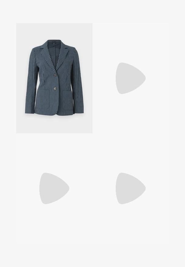 Blazer bleu avec des fines rayures verticales blanches, deux boutons sur le devant, revers crantés et deux poches plaquées, présenté sur un fond uni.; Pull en tricot bleu marine à manches courtes, col rond avec poignets et ourlet côtelés, présenté sur un fond uni.; Pantalon large bleu marine avec taille élastique et cordon de serrage ajustable, présenté à plat sur un fond blanc.; Escarpin en cuir noir avec un bout pointu et un talon bas. Présente une texture lisse et un éclat subtil. Découpe ouverte à l'avant pour un détail supplémentaire.