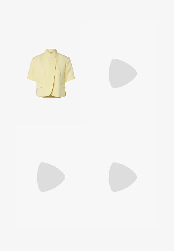 Veste jaune pâle à manches courtes avec col montant, deux boutons sur le devant et deux poches à rabat à la taille.; Débardeur blanc côtelé sans manches avec encolure ronde et ourlet arrondi, présenté sur un fond gris clair uni.; Pantalon en denim bleu clair à jambes larges avec plis à l'avant, fermeture par boutons et étiquette JJXX sur la ceinture intérieure.; Bottes noires en cuir montant jusqu'au genou, avec un talon fin, un bout pointu et des détails de lanière à la cheville. Texture lisse et design ajusté.