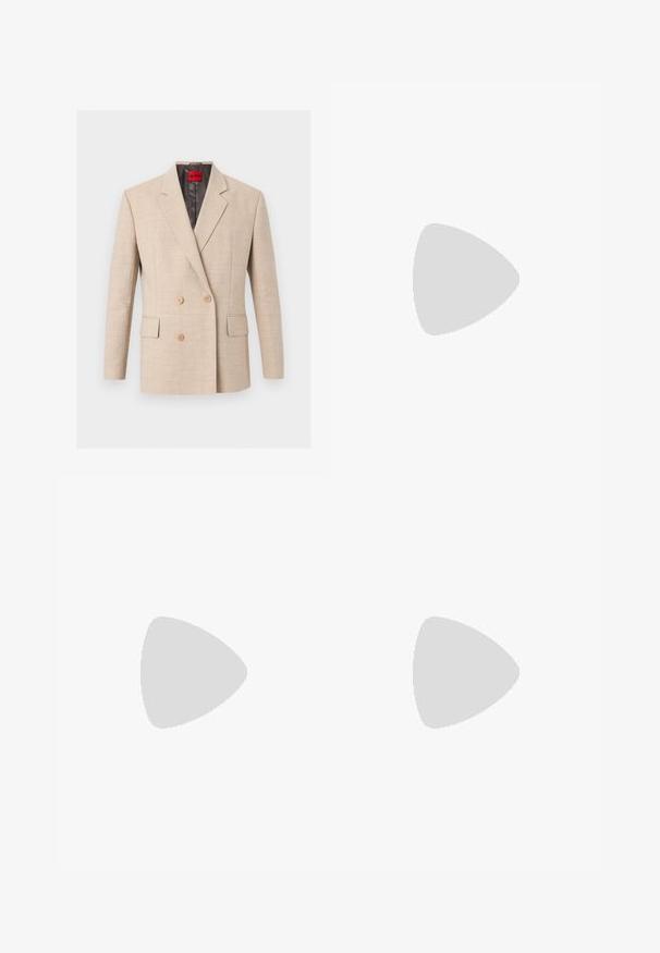 Blazer beige croisé avec revers à encoches, deux poches avant à rabat et boutons marron clair, marqué d'une étiquette rouge Hugo à l'intérieur du col.; Chemise à manches longues couleur rouille, boutonnée, avec col et poche poitrine ornée d'un petit emblème métallique ailé.; Pantalon blanc sur mesure avec une coupe droite, présentant des plis, un devant plat et une texture de tissu lisse. Aucune poche ni accent visible.; Mocassin en cuir noir avec mors en métal doré et logo "HUGO", présenté sur un tapis beige et un meuble translucide marron.