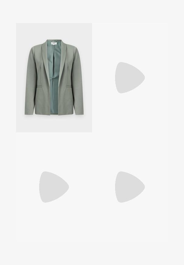 Veste blazer gris clair à ouverture frontale, manches longues, col châle, doublure intérieure lisse visible, présentée sur un fond blanc.; Haut tricoté côtelé à manches courtes bleu clair avec des motifs verticaux subtils et des bords festonnés sur les manches et l'ourlet.; Jean large bleu foncé avec ourlets retroussés, cinq poches et surpiqûres contrastantes jaunes.; Baskets en daim et cuir noir avec un swoosh latéral crème et un talon crème clair. Dotées de lacets beige et d'une semelle en caoutchouc gomme.