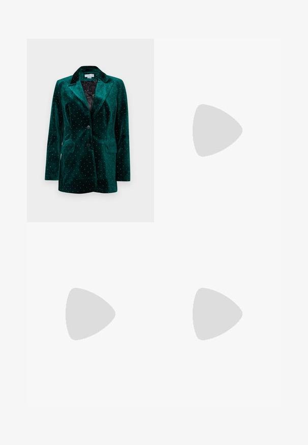 Grøn fløjlsblazer med en hakkrave, to-knaps lukning og forlommer. Har metalnitter i et prikket mønster på overfladen.; Patrizia Pepe CAMICIA - Skjortebluser - dark multicolor; Heathe ARIYO SUIT TROUSERS - Bukser - green; Woden VERA GLITTER - Ankelstøvler - multi