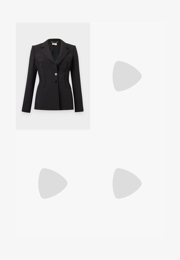 Blazer noir ajusté à manches longues, avec deux boutons à l'avant, détail structuré au niveau de la poitrine, et col à revers cranté.; Robe noire sans manches longueur genou avec superposition de dentelle florale et encolure bateau.; Mule à talon haut en cuir noir à bout ouvert avec un talon stiletto fin, vue de profil sur un fond uni.; Pochette en cuir noir avec des protège-angles en métal argenté, une fermeture éclair en haut et un fermoir magnétique à l'avant avec une gravure discrète de la marque.