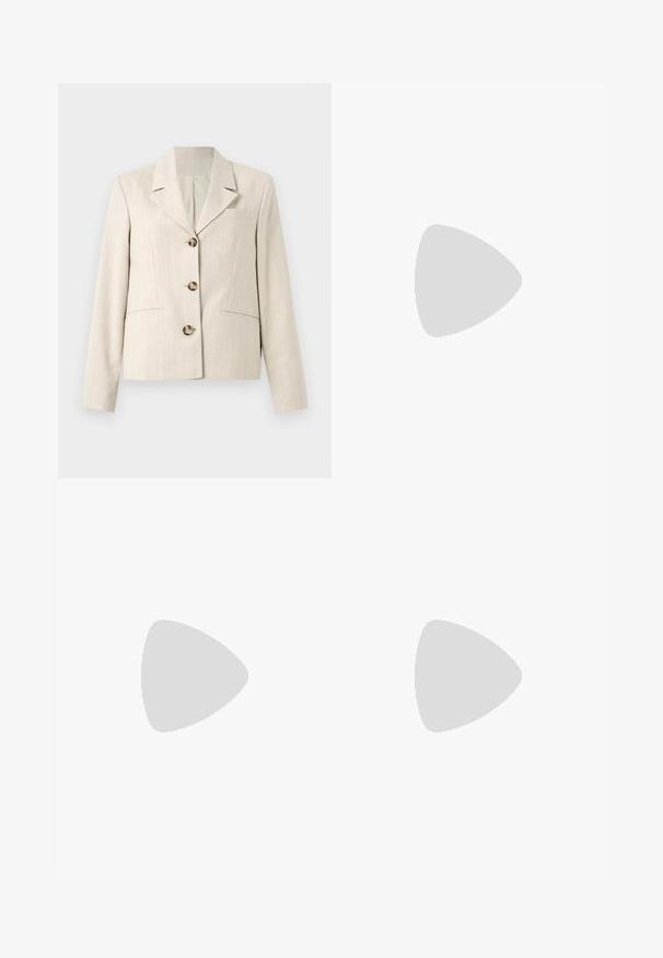 Selected DIMA  - Blazer - white pepper; Blouse blanche à manches longues avec un design à col noué, présentant une texture lisse et une coupe décontractée. Simple et élégante, sans motifs supplémentaires.; Jupe plissée en tissu couleur crème, présentant des plis verticaux et une texture lisse, avec une coupe mi-longue et une taille simple.; Mocassin en cuir marron foncé avec détail à franges et boucle dorée sur fond neutre, vue latérale.